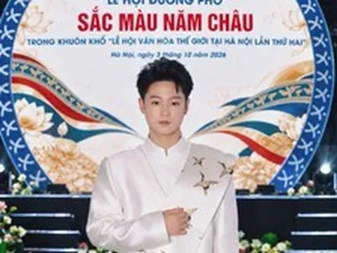 Người mẫu 16 tuổi Lê Tiến Đạt trình diễn áo dài ở Quảng trường Đông Kinh Nghĩa Thục