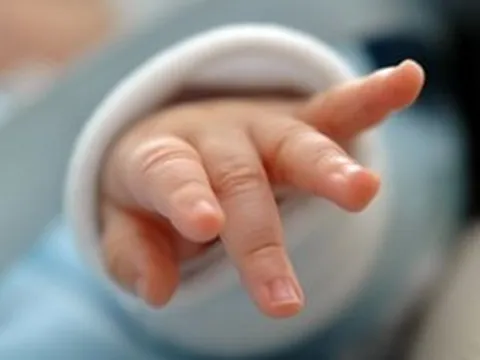 Bé 33 ngày tuổi lờ đờ, thiếu máu nặng sau khi được hàng xóm dùng kim khâu chữa bệnh