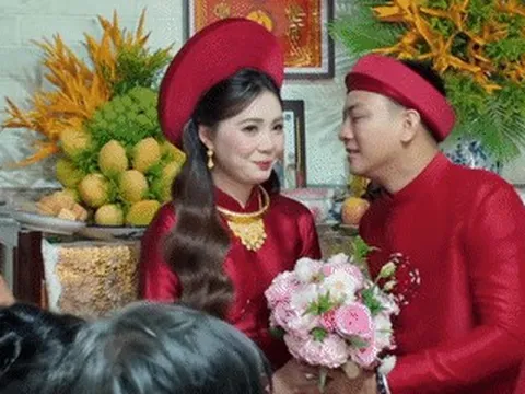Ca sĩ nổi tiếng Hoài Lâm rước dâu bằng xe máy, Đàm Vĩnh Hưng song ca cùng chú rể