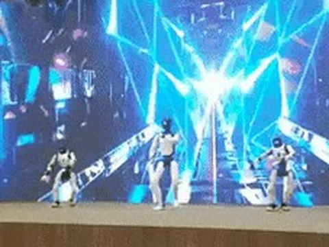 Cận cảnh robot Trung Quốc đến Hà Nội nhảy múa “Hello Vietnam”, giá bán hơn 1 tỷ đồng