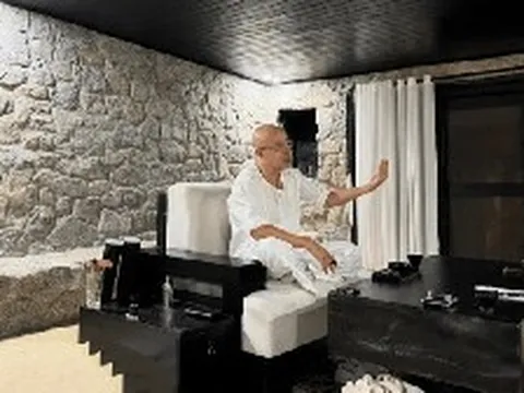 Ông Đặng Lê Nguyên Vũ có căn nhà hang đá kỳ lạ giữa trang trại 600ha: Cửa tròn màu đen, không tivi, không wifi, ở ẩn tại đây suốt 10 năm