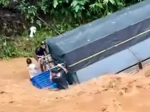 Nhân chứng vụ xe tải bị lũ cuốn trôi: Tôi cảnh báo mà tài xế vẫn lấy đà phóng qua suối