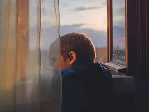 Sự bỏ bê của cha mẹ hủy hoại một đứa trẻ như thế nào?