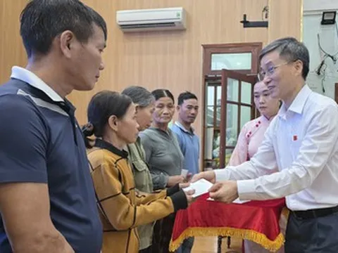 Đoàn đại biểu Quốc hội Tp.Đà Nẵng tặng quà cho người dân xã Xuân Phú