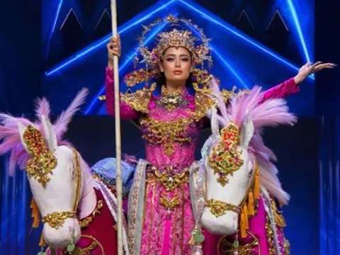 Emoura Phạm diễn trang phục 20 kg tại Miss Grand