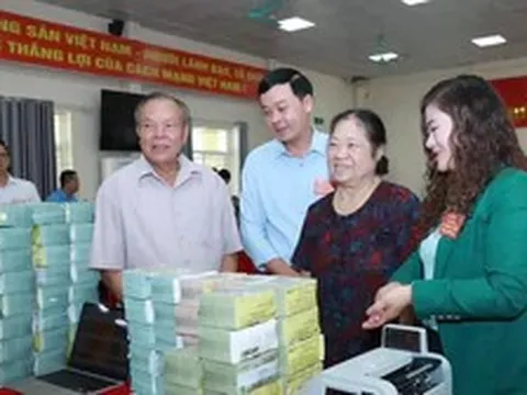 GPMB Quốc lộ 1A: Máy đếm tiền chạy hết công suất, người dân mang bao tải tiền về
