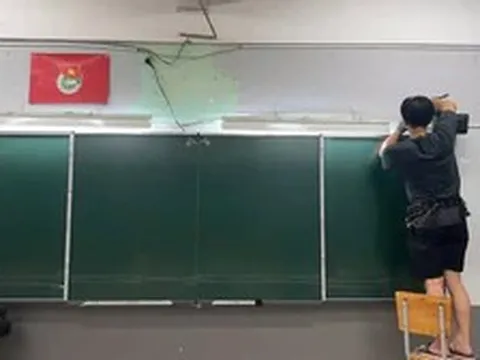 Vụ lớp 12 thiếu bảng, giáo viên phải viết lên tường: Lắp bảng mới trong đêm