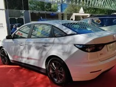 Xe vẫn nổ máy nhưng màn hình thành cục gạch: chuyện xảy ra khi hãng xe hết tiền ở Trung Quốc