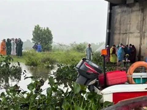 Lật ghe giữa mưa lớn, vợ không biết bơi bám bao cỏ trôi 300m thoát chết, chồng mất tích