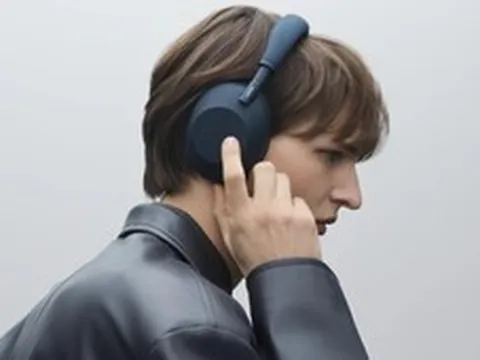 Sony WH-1000XM6 họp online có ổn không khi có mute nhanh và micro điều hướng chùm sóng AI?