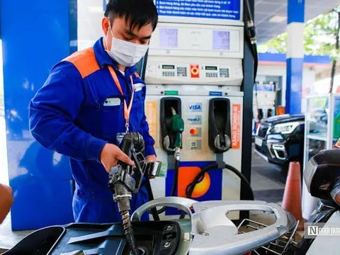 Giá xăng, dầu hôm nay (8/10), xăng E10 tăng hơn 1.000 đồng/lít, dầu diesel giảm