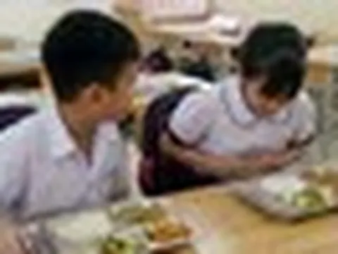 Nhiều học sinh một trường tiểu học ở TPHCM nôn ói, tiêu chảy, sốt
