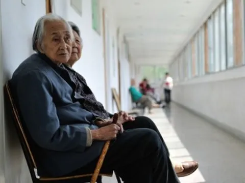 Mang 5 triệu/tháng tiền lương hưu đến sống cùng con trai và giúp chăm cháu, câu nói của con dâu khiến tôi lặng lẽ về quê