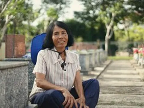 Người phụ nữ hơn 40 năm ở nghĩa trang liệt sĩ và câu nói bỏ lửng: “Biết đâu... trong số này có anh mình”