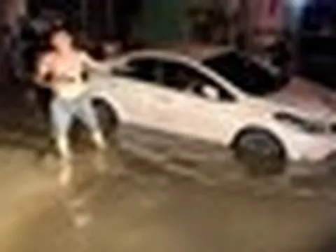 Triều cường dâng cao lúc rạng sáng, hàng loạt ô tô ở TP.HCM chìm trong biển nước
