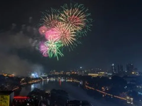 Hồ Gươm, Hồ Tây rực sáng pháo hoa mừng 72 năm Giải phóng Thủ đô