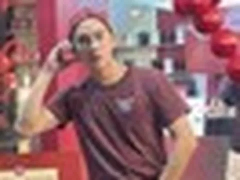 Nam diễn viên phim Việt giờ vàng đi bán trà sữa trên đường Xã Đàn (Hà Nội)