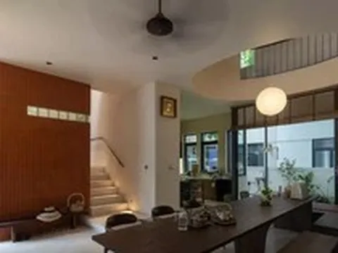 Cắt bớt sàn nhà, tạo khoảng thông tầng kết nối cả gia đình