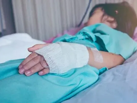 Bé gái 4 tuổi mắt thâm tím như "gấu trúc", bác sĩ cảnh báo bệnh nguy hiểm khiến mẹ bật khóc vì bỏ qua dấu hiệu quen thuộc