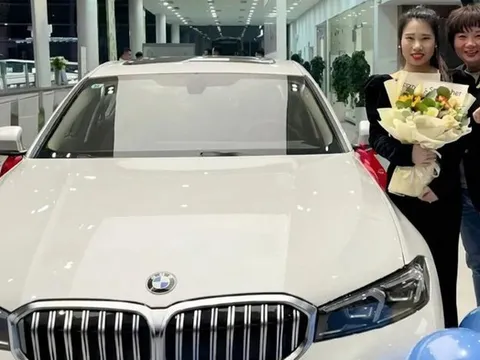 Bà chủ nhà hàng mua xe BMW tặng nhân viên để đi làm đỡ mệt và mưa rét