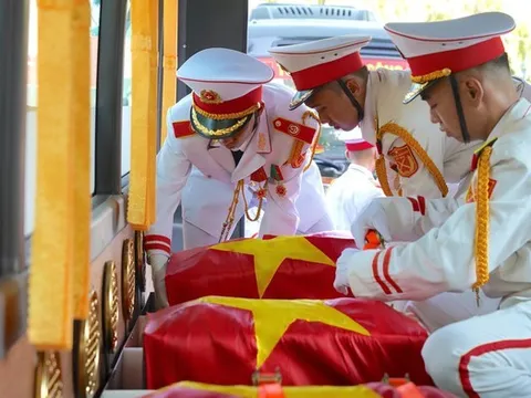 Tp.HCM mời người dân cầm hoa trắng tiễn đưa hài cốt liệt sĩ về nơi an nghỉ cuối cùng