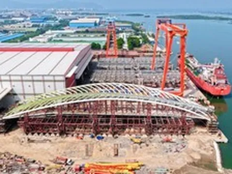 ‘Siêu sà lan’ đã neo đậu gần nhà máy của Tập đoàn Đại Dũng, chuẩn bị lai dắt khối cầu đi bộ nặng 3.000 tấn qua sông Sài Gòn