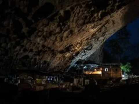 Phát hiện ngôi làng "ẩn" trong lòng núi ở nước láng giềng Việt Nam, từng có gần 100 người sống tách biệt