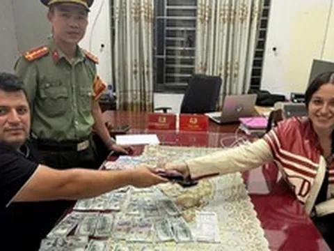 Công an xác minh loạt tờ tiền mệnh giá 100 USD và 500.000 đồng rơi trên đường: Du khách quốc tịch Thổ Nhĩ Kỳ được mời lên làm việc