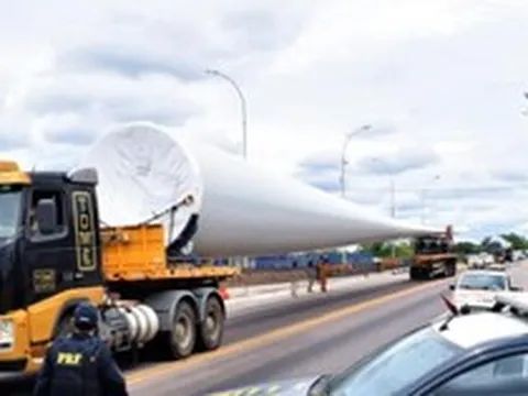 Phát hiện 3 xe tải chuyên dụng di chuyển cùng đoàn xe hộ tống, vận chuyển thiết bị nguyên vẹn đến công trường để thực hiện nhiệm vụ quan trọng