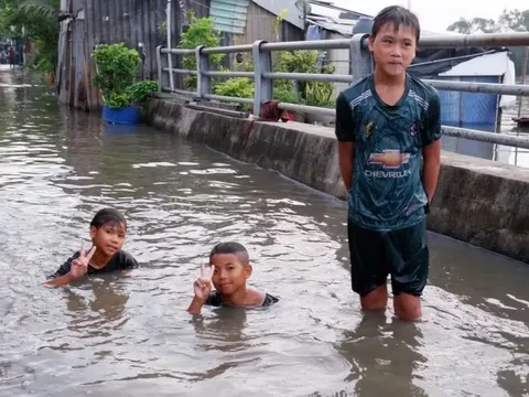 Nhiều trường học ở TP.HCM cho học sinh tan học sớm tránh triều cường