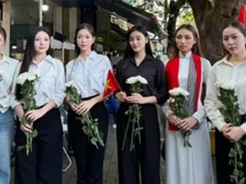 Nghệ sĩ mang hoa trắng tham dự lễ viếng đưa 731 hài cốt liệt sĩ về nơi an nghỉ