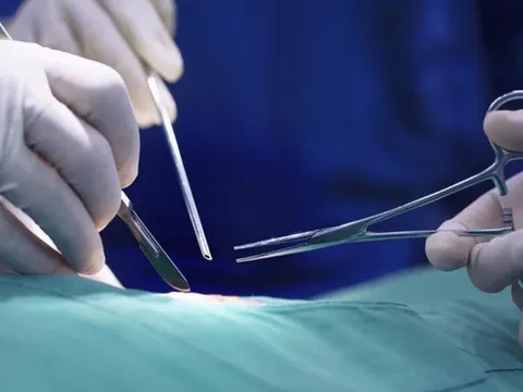 Cụ bà 74 tuổi vào viện phẫu thuật chân phải, bác sĩ cắt nhầm chân trái