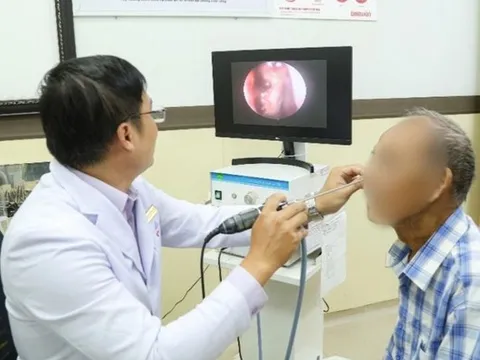 Người đàn ông 74 tuổi chịu cảnh "ngủ ngồi" suốt 10 năm