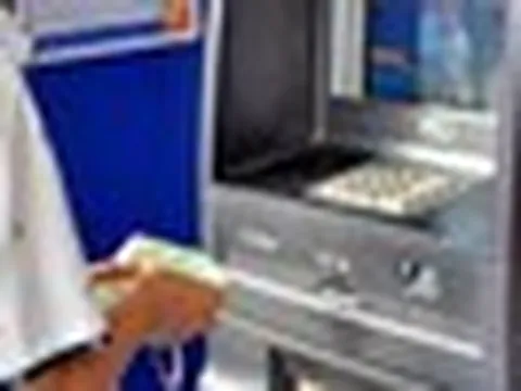 Ngân hàng rao bán máy ATM giá chỉ từ 700.000 đồng