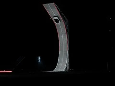 Xe điện biết 'diễn xiếc' của siêu tỷ phú Elon Musk: Lộn ngược giữa không trung rồi hạ cánh an toàn, mất chưa đến 1 giây để tăng tốc từ 0 lên 96km/h