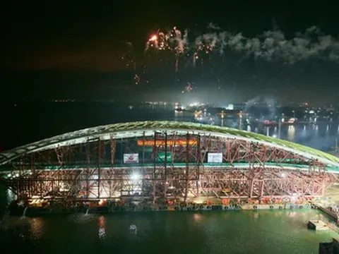 Vòm thép chính cầu đi bộ qua sông Sài Gòn nặng 3.400 tấn đã lên siêu sà lan, sẵn sàng về trung tâm TP.HCM