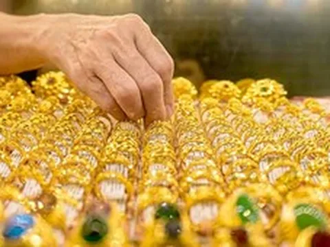 Giá vàng hôm nay 16-10: Vàng thế giới vượt 4.150 USD, giằng co chưa dứt