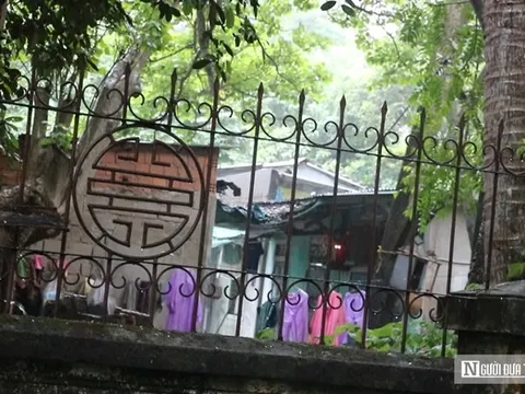 Dãy nhà xuống cấp cạnh di tích Quốc Tử Giám ở Huế chờ giải phóng mặt bằng