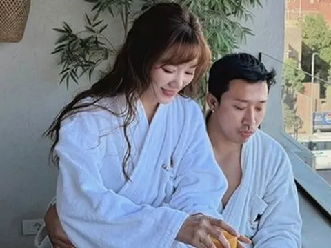 MC Quyền Linh viếng mộ Lê Công Tuấn Anh, vợ chồng Trấn Thành du lịch Ai Cập