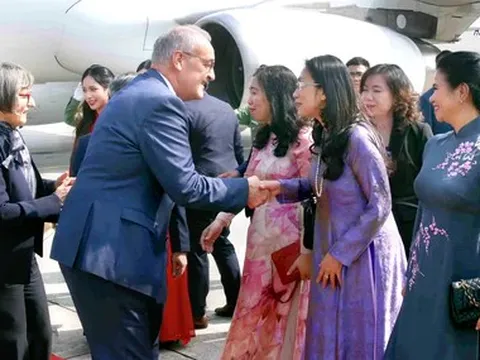 Tổng thống Thụy Sĩ và Phu nhân đến Hà Nội, bắt đầu thăm Việt Nam