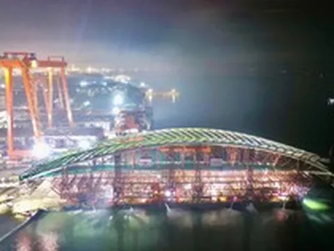 Đúng 2h15 ngày 16/10, tập đoàn của đại gia gốc Thanh Hóa đã hoàn thành công đoạn khó nhất với vòm thép nặng 3.400 tấn, hàng trăm người vỗ tay vỡ òa giữa đêm