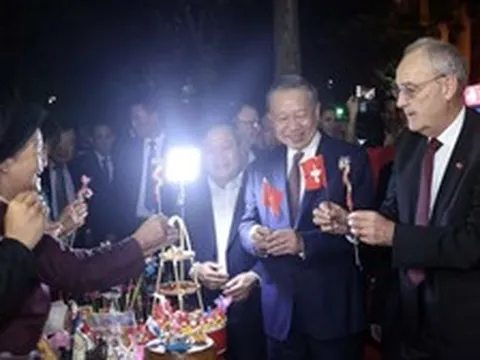 Tổng Bí thư, Chủ tịch nước Tô Lâm, Tổng thống Thụy Sĩ dạo phố đi bộ hồ Hoàn Kiếm