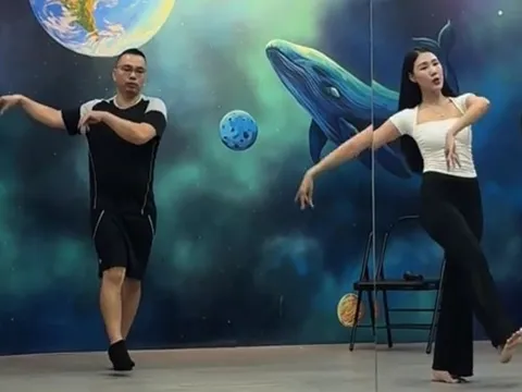 Người đàn ông 40 tuổi chiều vợ nhất vịnh Bắc Bộ, học múa cổ trang biểu diễn cho vợ xem