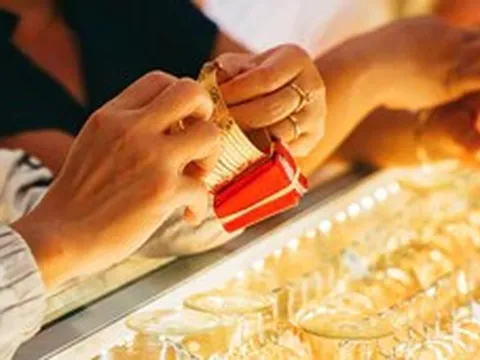 Giá vàng hôm nay 19-10: Vàng tăng nhẹ, khó đoán hướng đi tuần mới