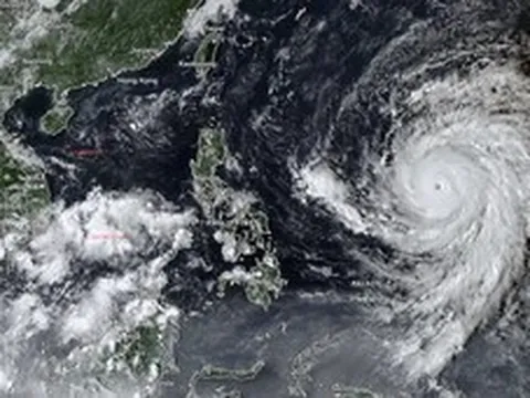 Gió siêu bão Champi có thể mạnh hơn 200km/h, xác suất vào Biển Đông ra sao?