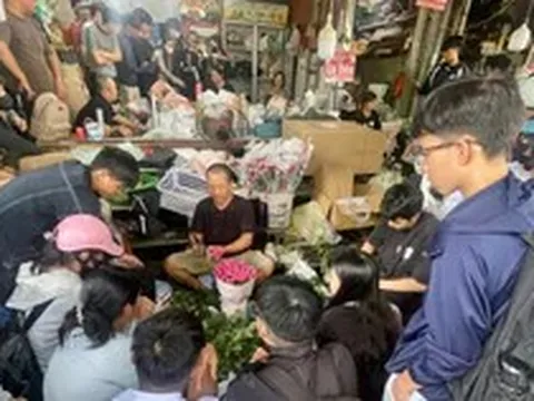 Khách vây kín cửa hàng, chờ nhiều tiếng mua hoa ngày 20/10