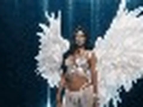 Quán quân Next Top Model công kích thẳng mặt Kylie Jenner diện nội y đá quý 1300 tỷ: "Không xứng đáng"