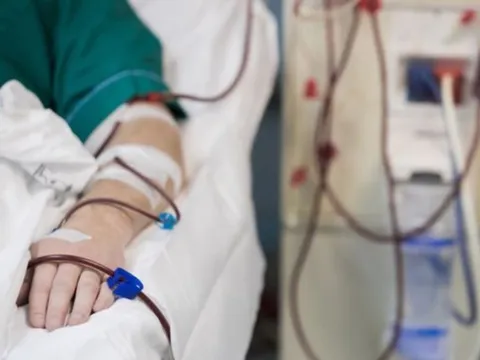 Bé trai 14 tuổi nguy kịch sau khi ăn đùi gà và thịt lợn kho