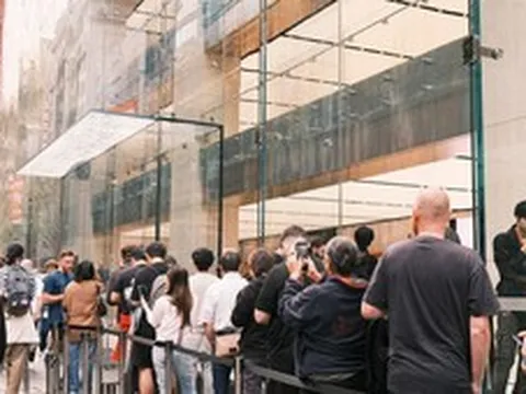 iPhone Duo mở bán: Hàng trăm người xếp hàng từ 2 ngày trước, nhiều người có thể ra về tay trắng