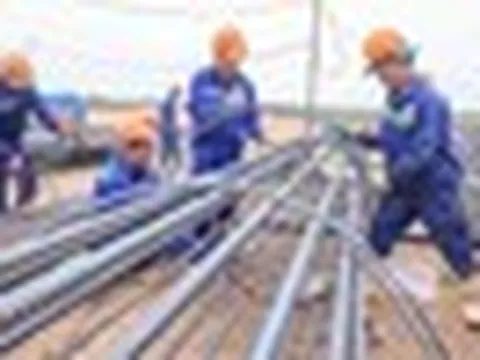 Giá nhân công xây dựng chạm mức 1 triệu đồng/công, doanh nghiệp chấp nhận trả lương trước 3 tháng để giữ người